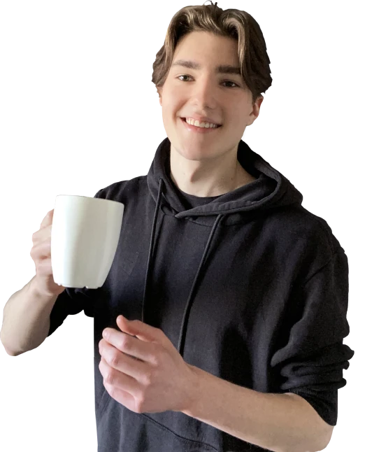 Ich mit Kaffeetasse lächelnd